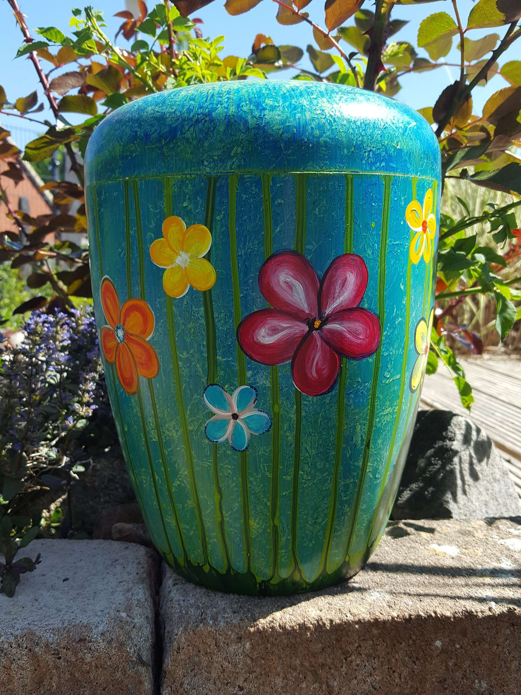 Bunte Schmuckurne bemalt mit Blumen