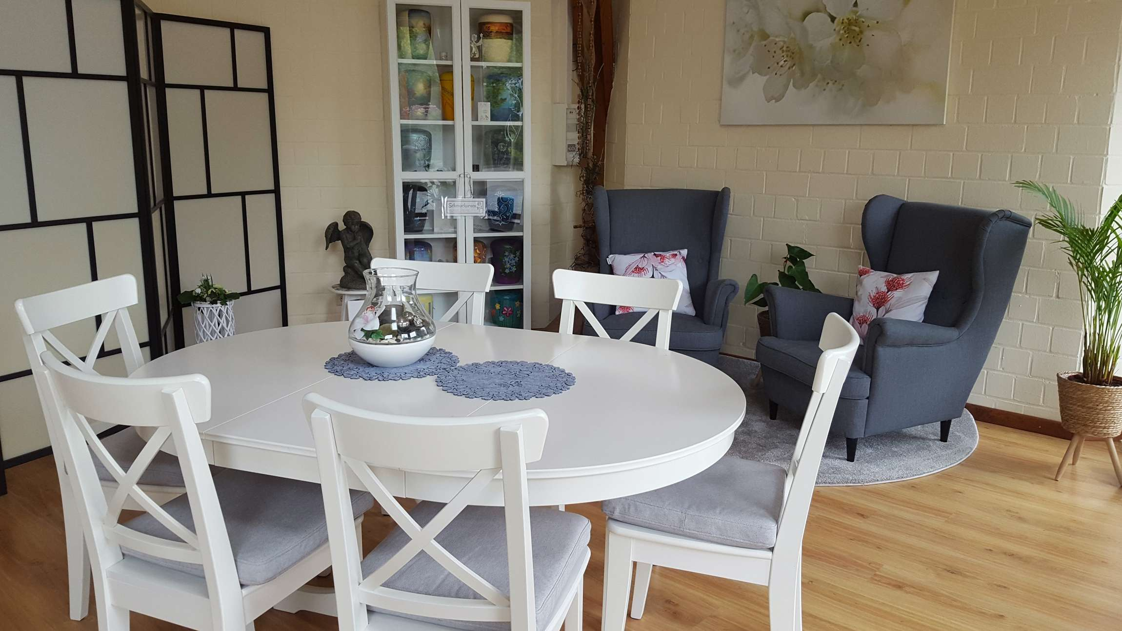 Besprechungsraum mit Tisch und Stühlen