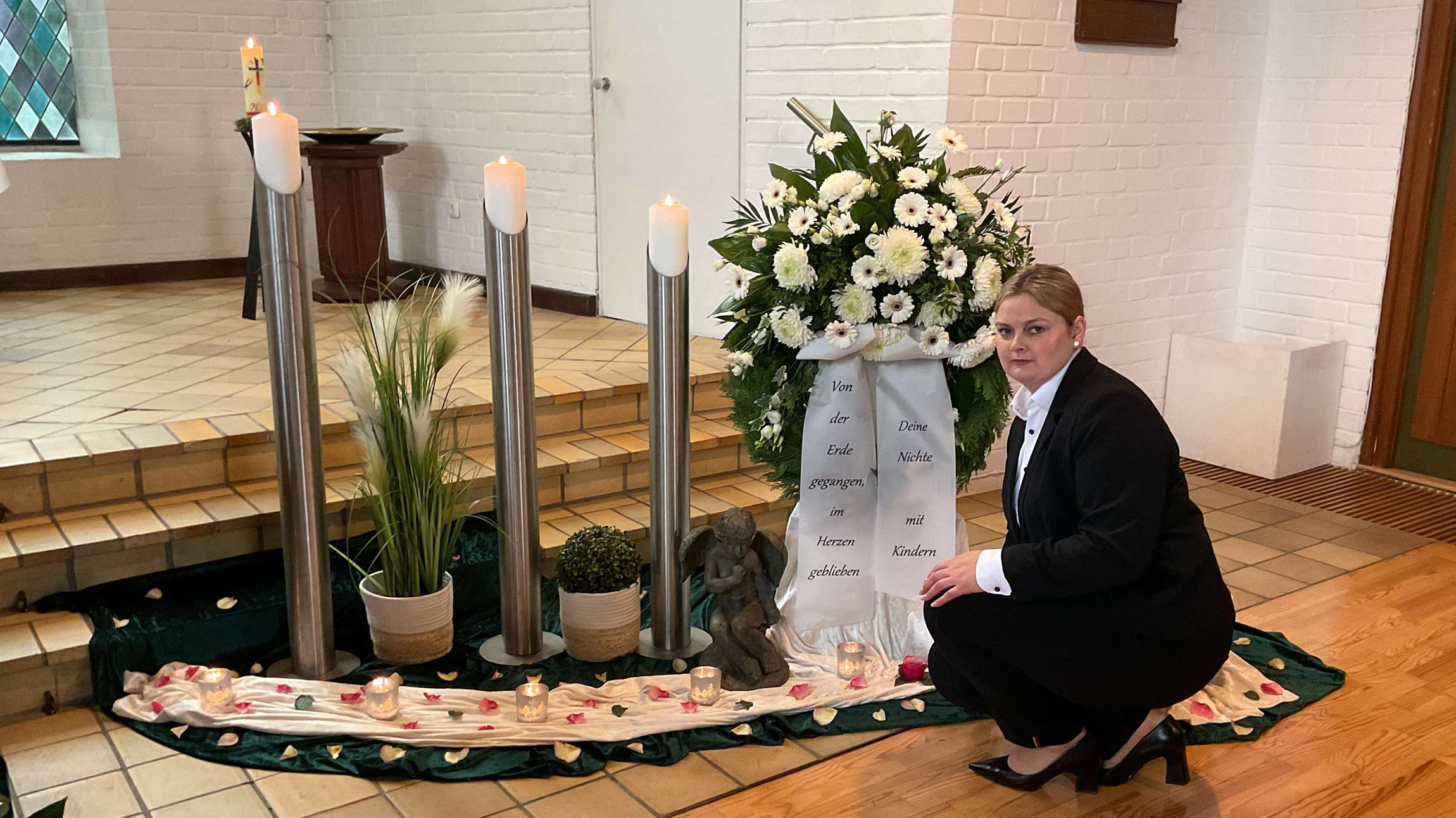 Frau kniet vor Altar und bereitet es vor