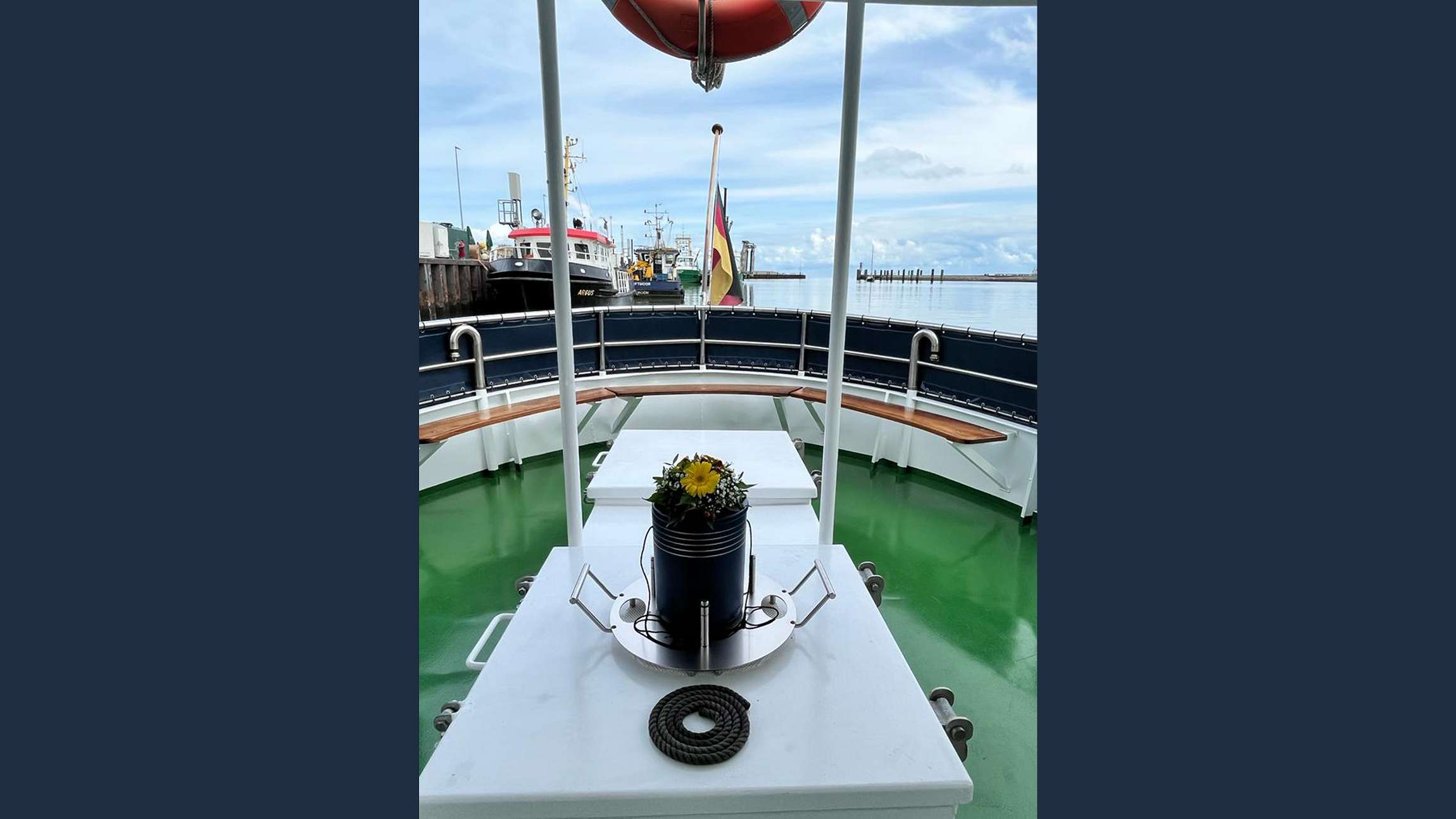 Urne auf Boot