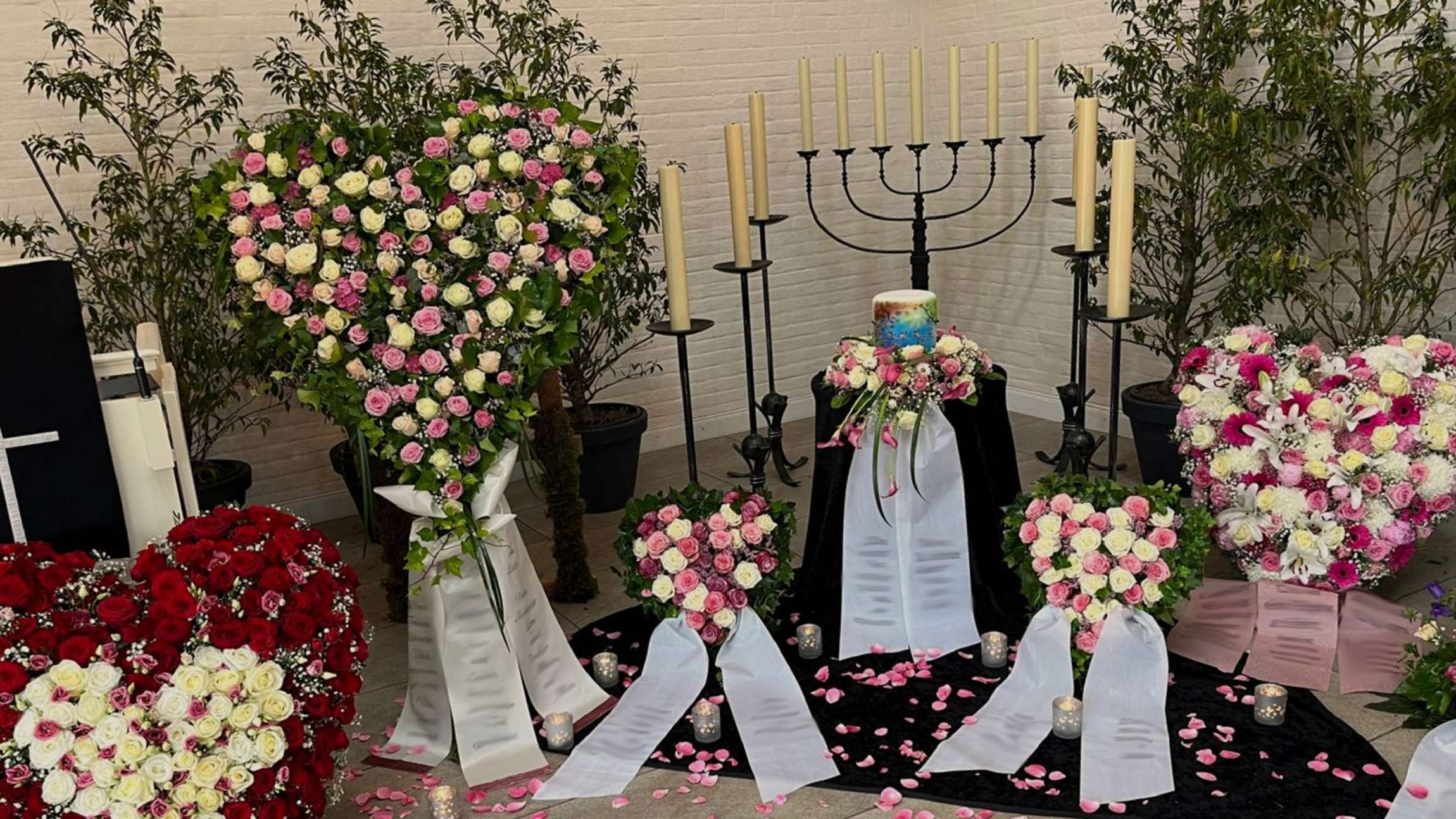 Altar mit Urne und Pflanzen drum herum