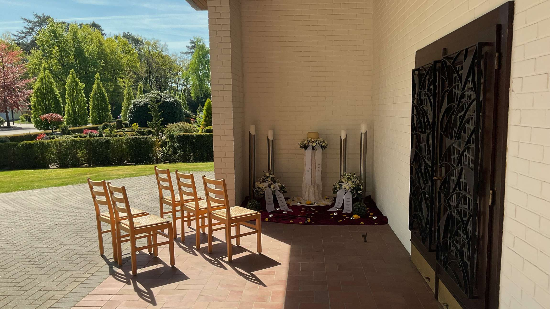 Stühle und Altar draussen vor Kirche