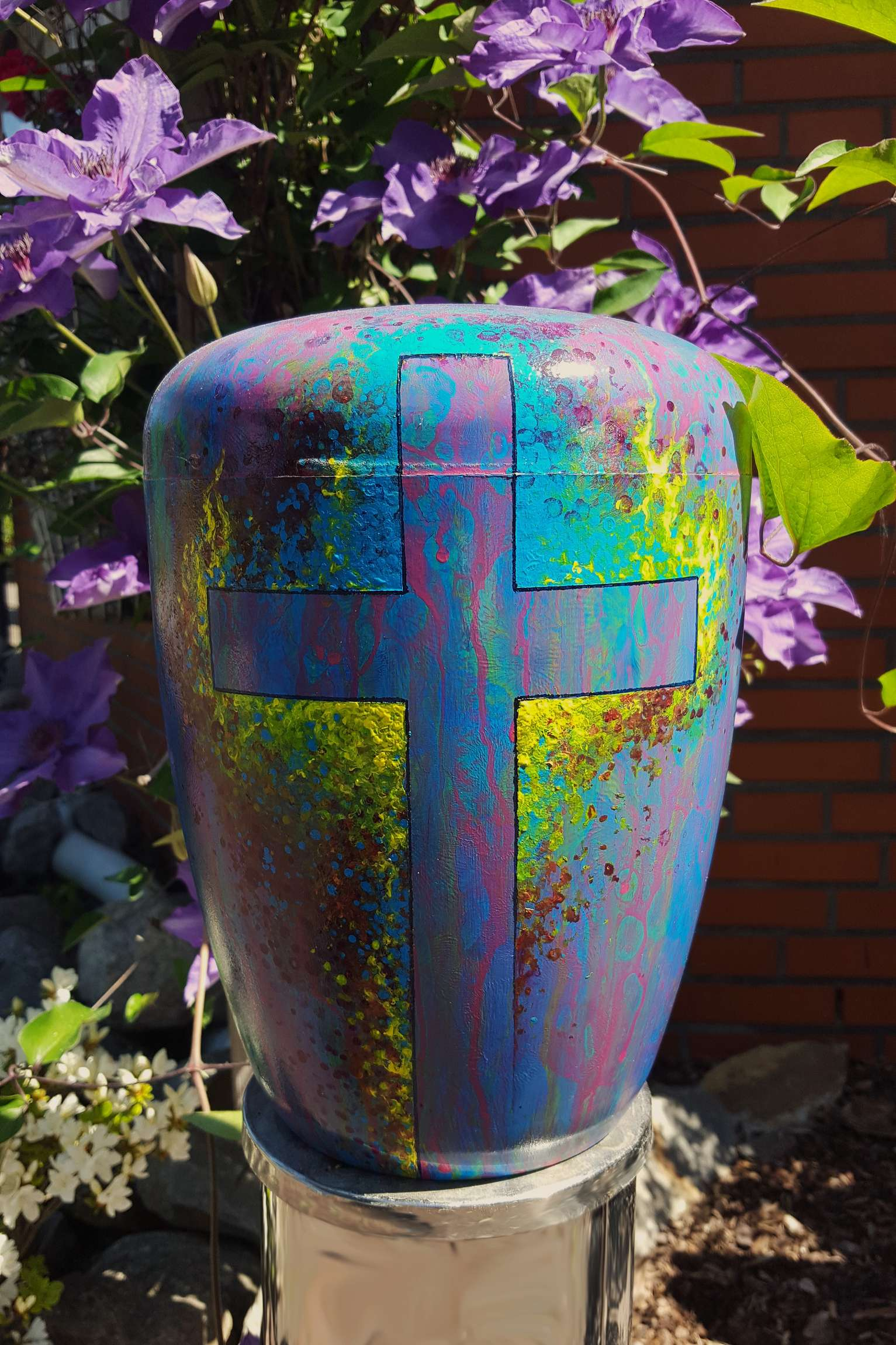 Schmuckurne bemalt mit Kreuz