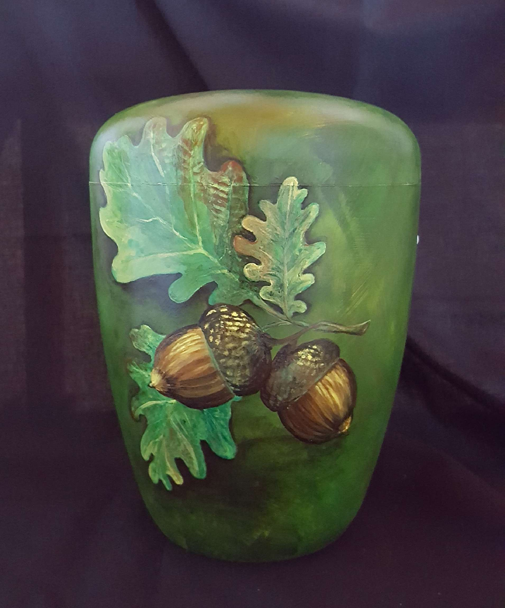 Schmuckurne bemalt mit Eichenlaub