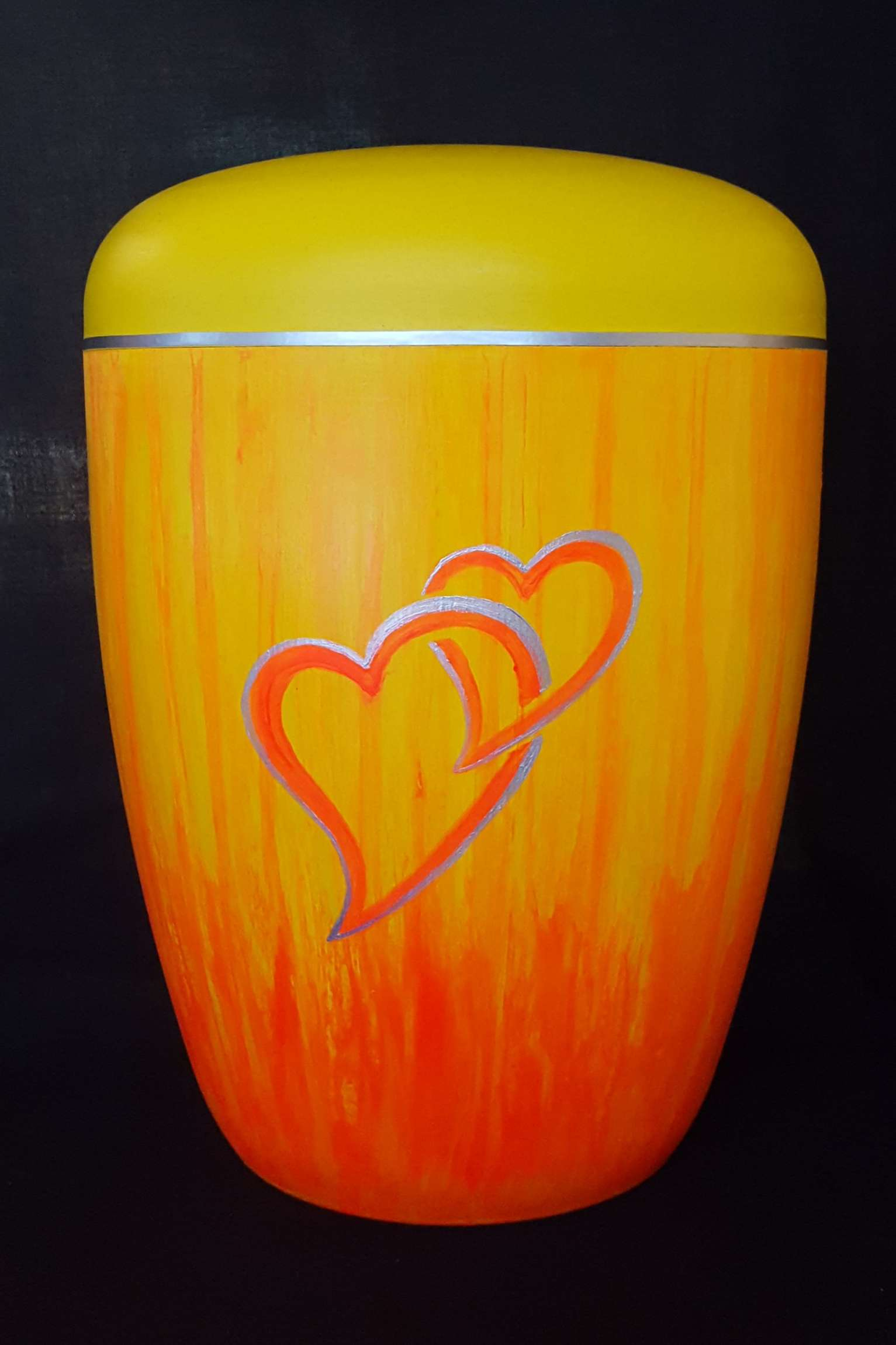Schmuckurne orange bemalt mit 2 Herzen