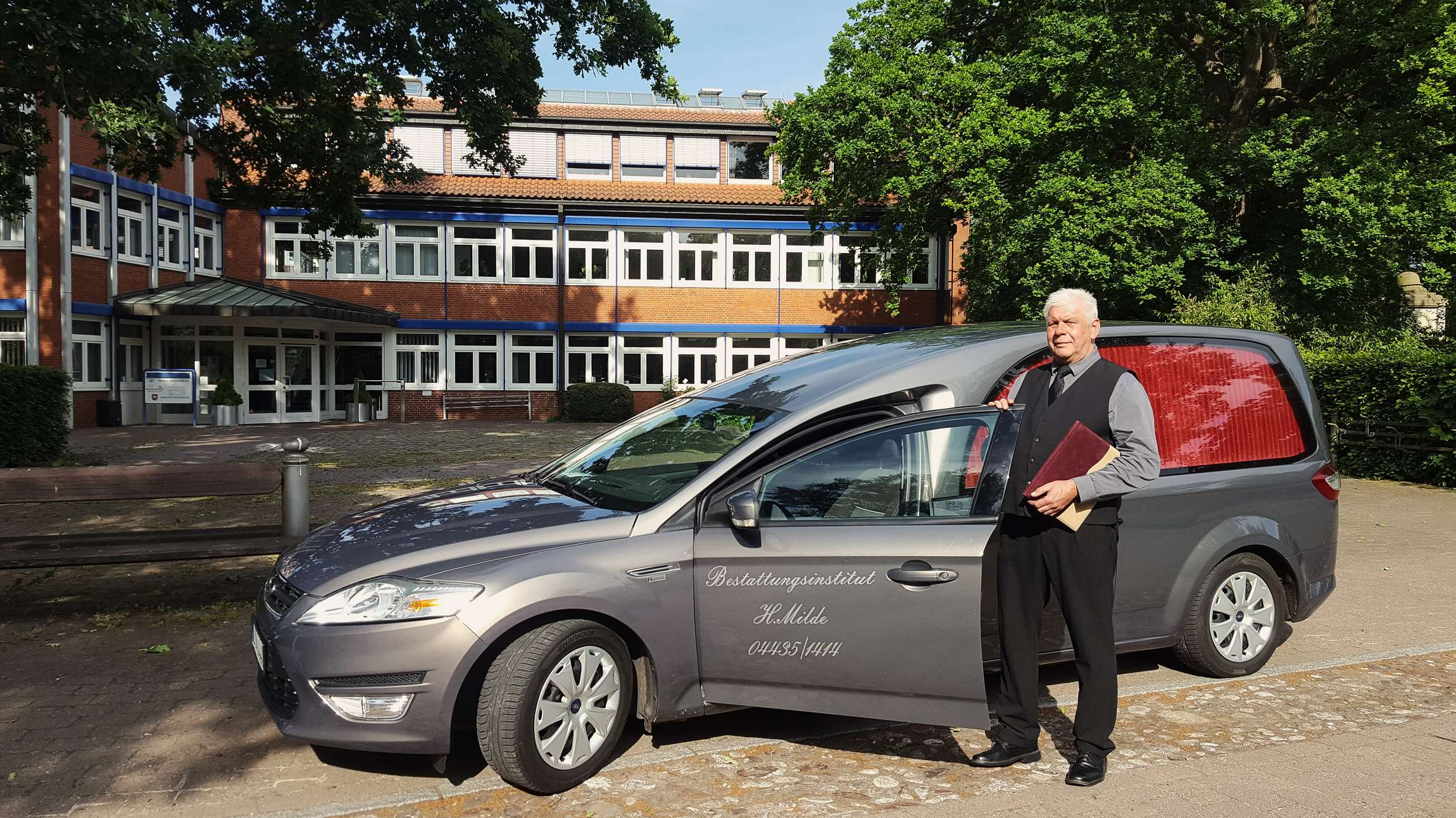 Bestatter H Milde Vor Rathaus
