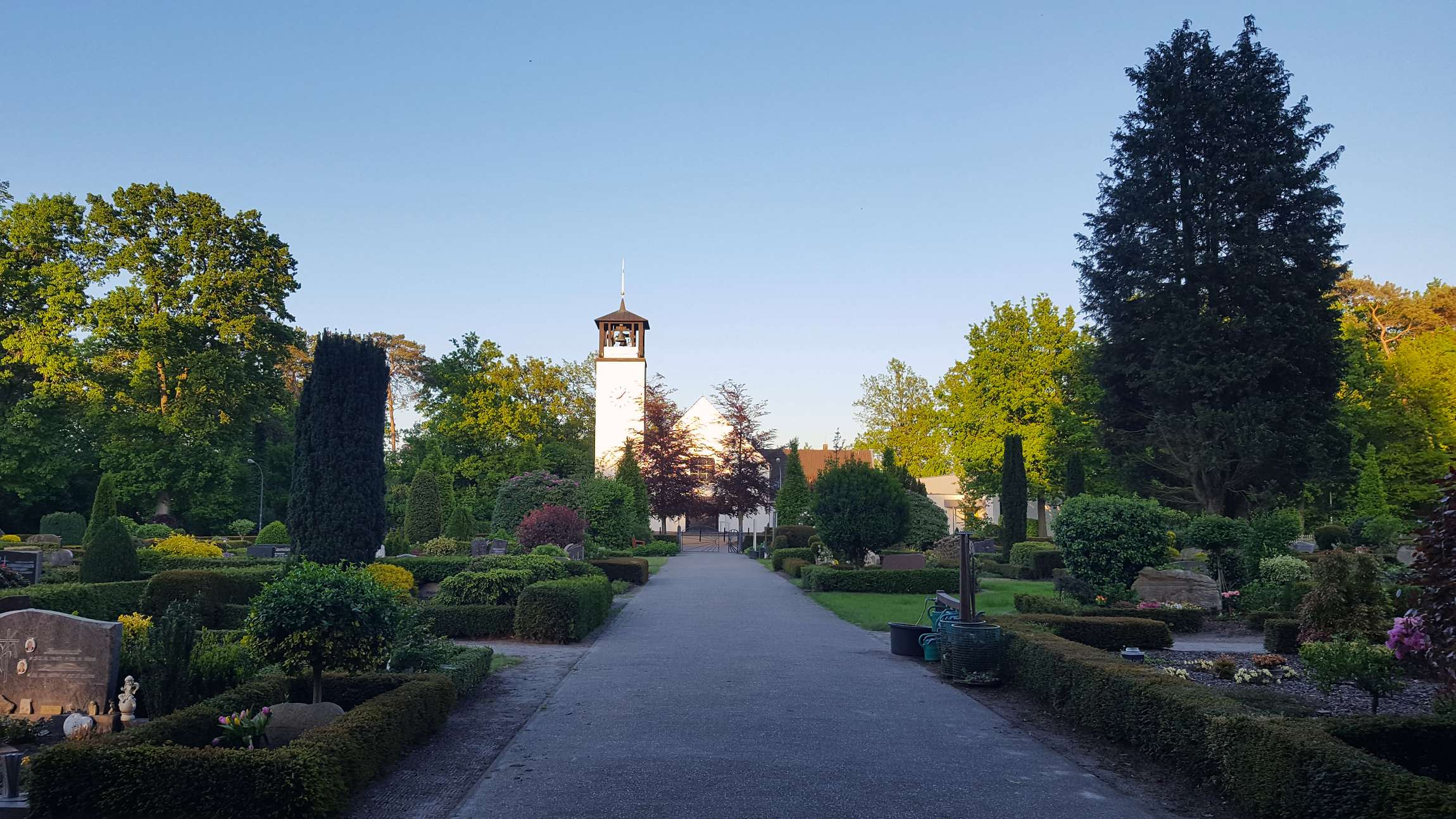 Friedhof in Abend Dämmerung mit Kirche