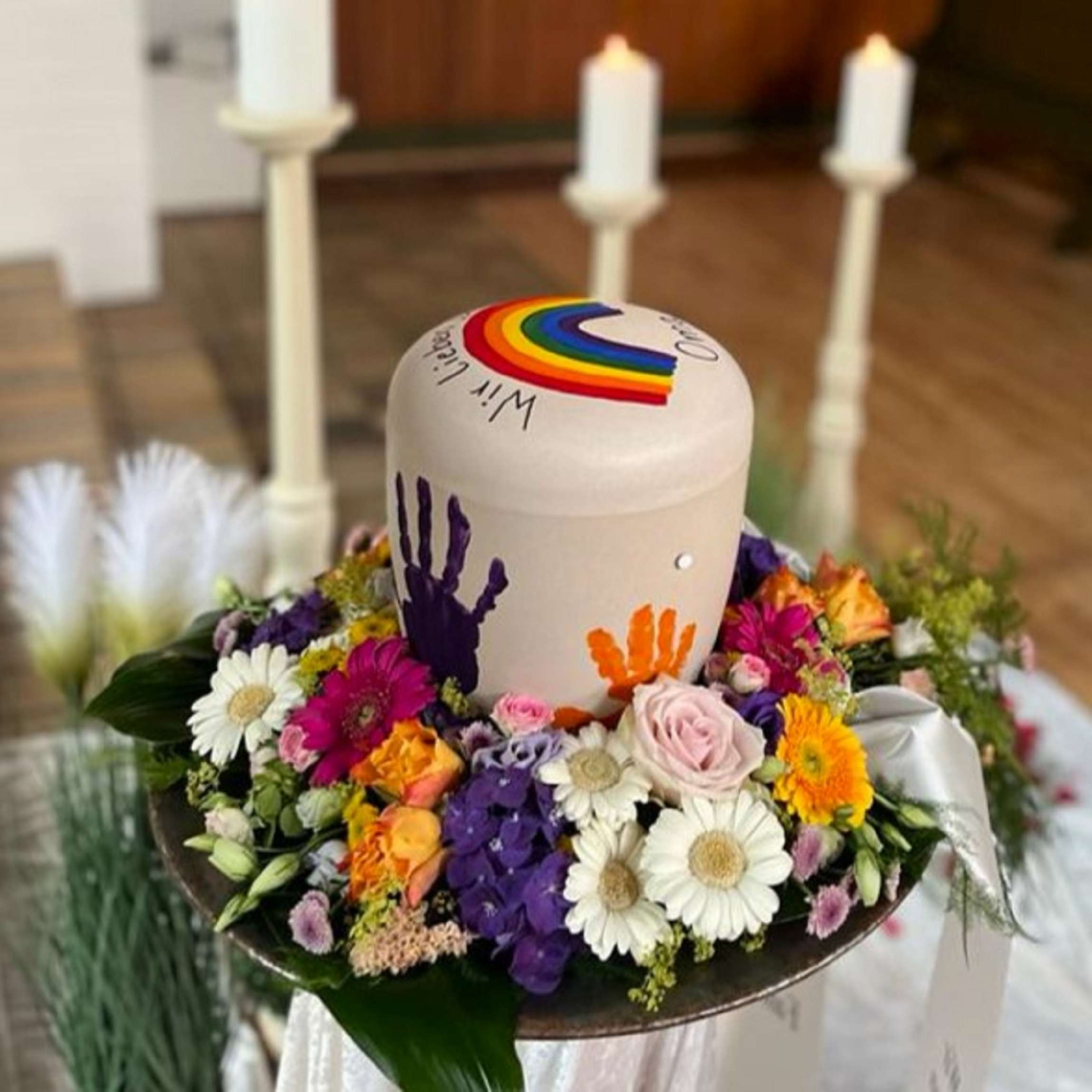 Schmuckurne auf Kranz bemalt mit Regenboden und Händeabdrücken