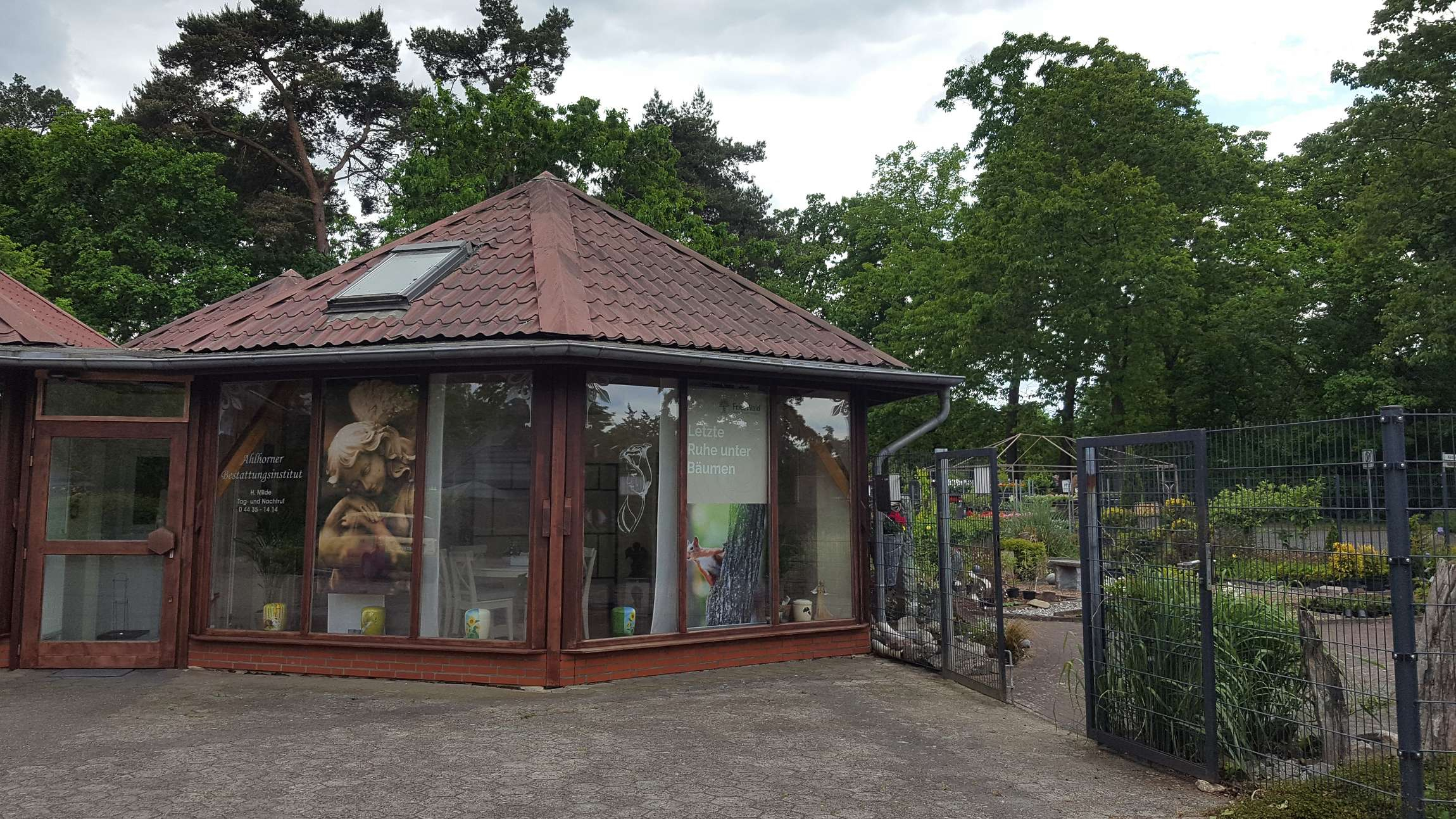 Eingang zum Bestattungsinstitut