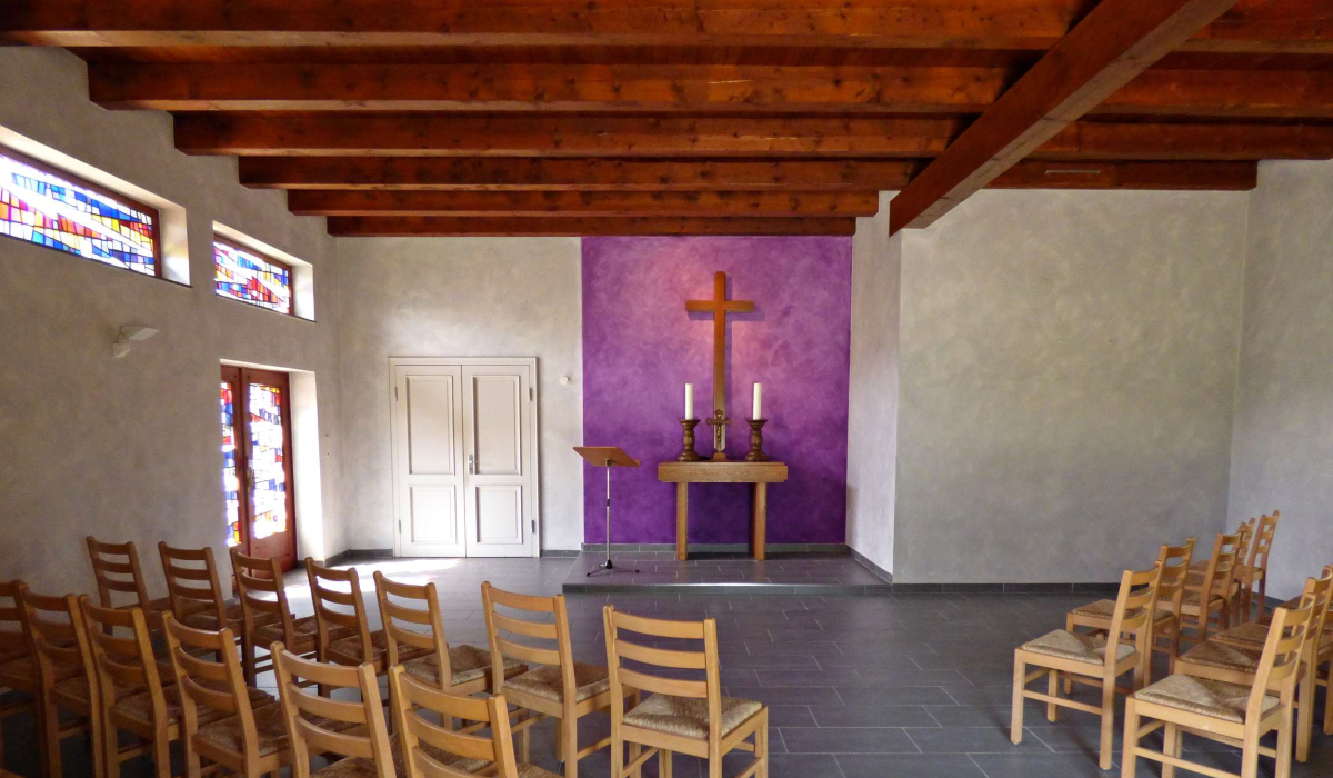 Kirche mit Altar, Rednerpult und Stühle davor