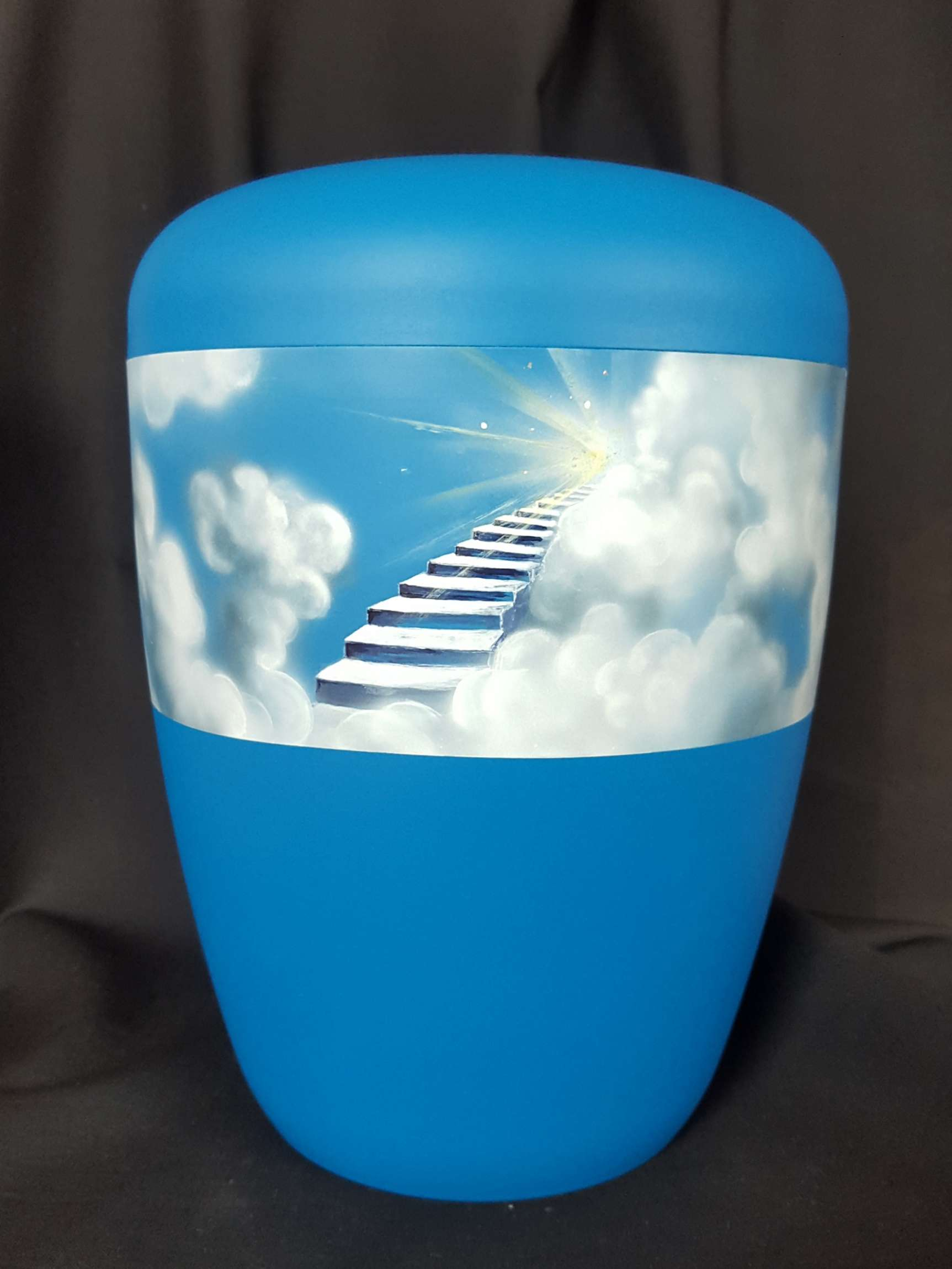 Schmuckurne blau bemalt mit Treppe in Wolken