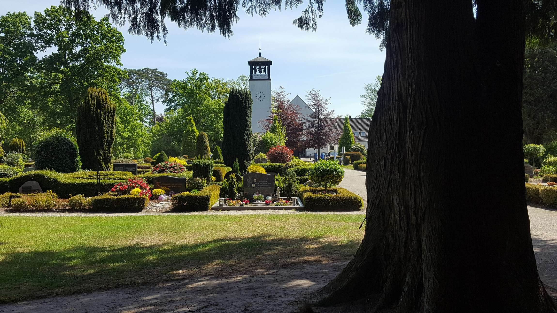 Friedhof mit Kirche in der Ferne