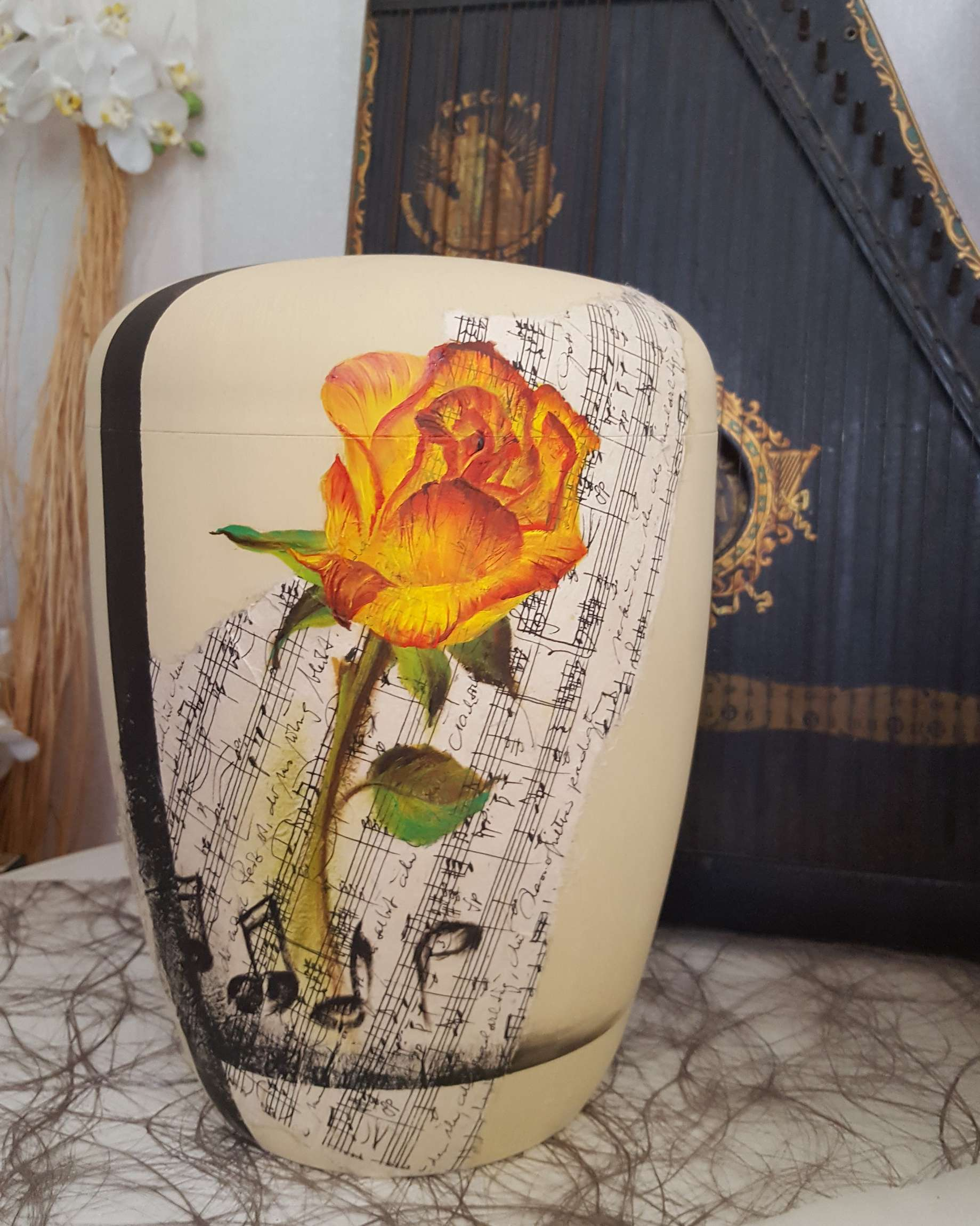 Schmuckurne orange bemalt mit Noten & Rose