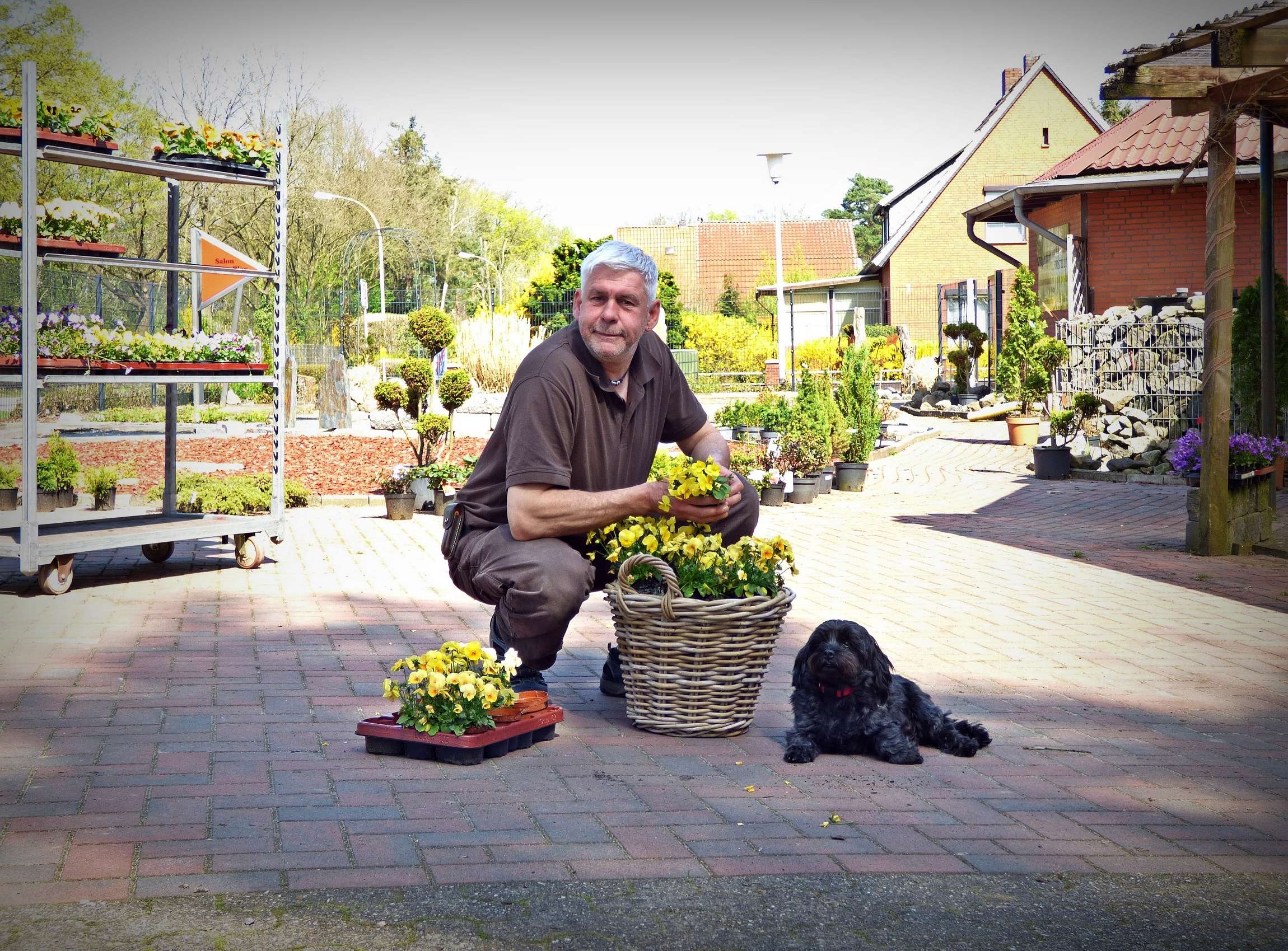 Heiko Milde mit Blumentop und Hund