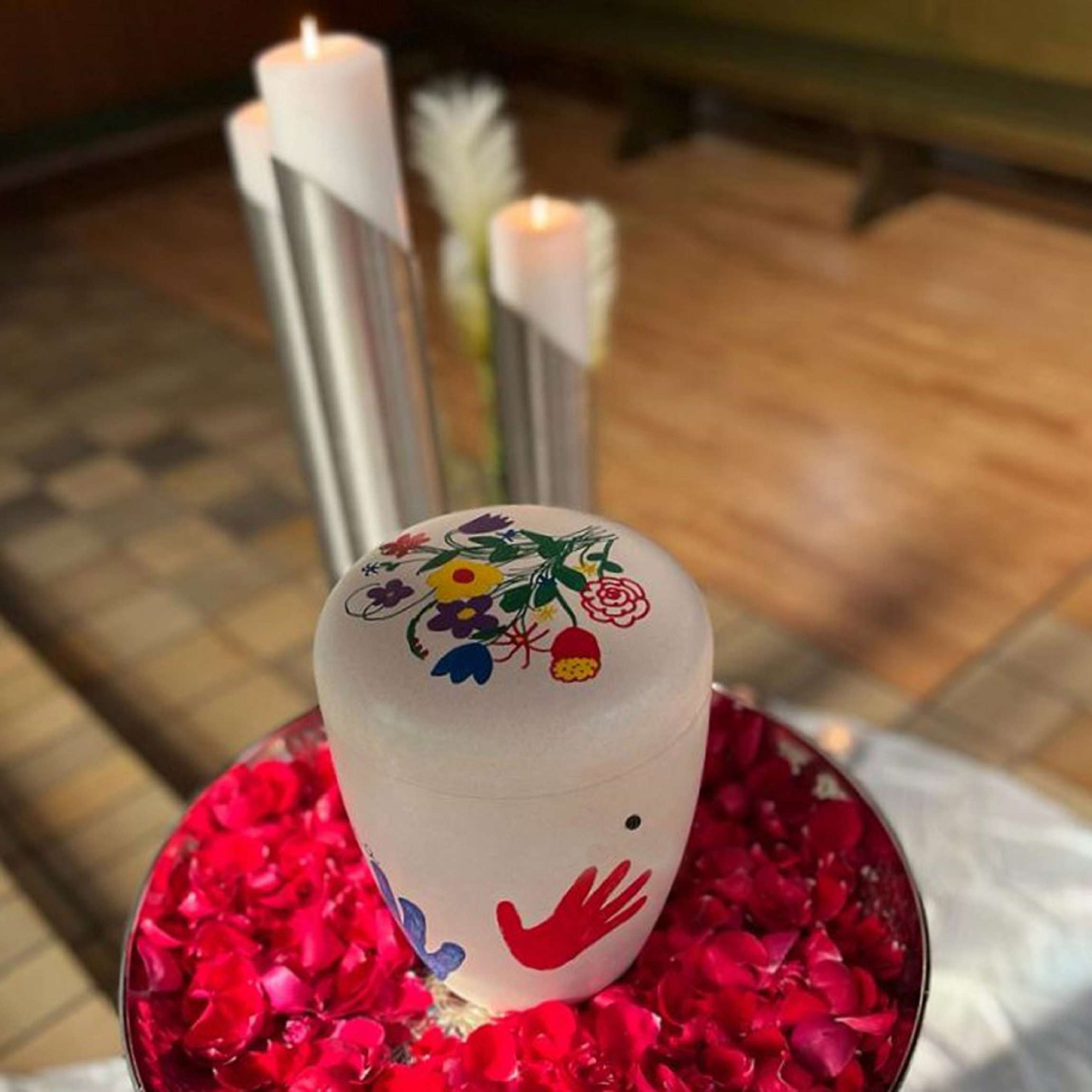 Schmuckurne auf Rosenblätter