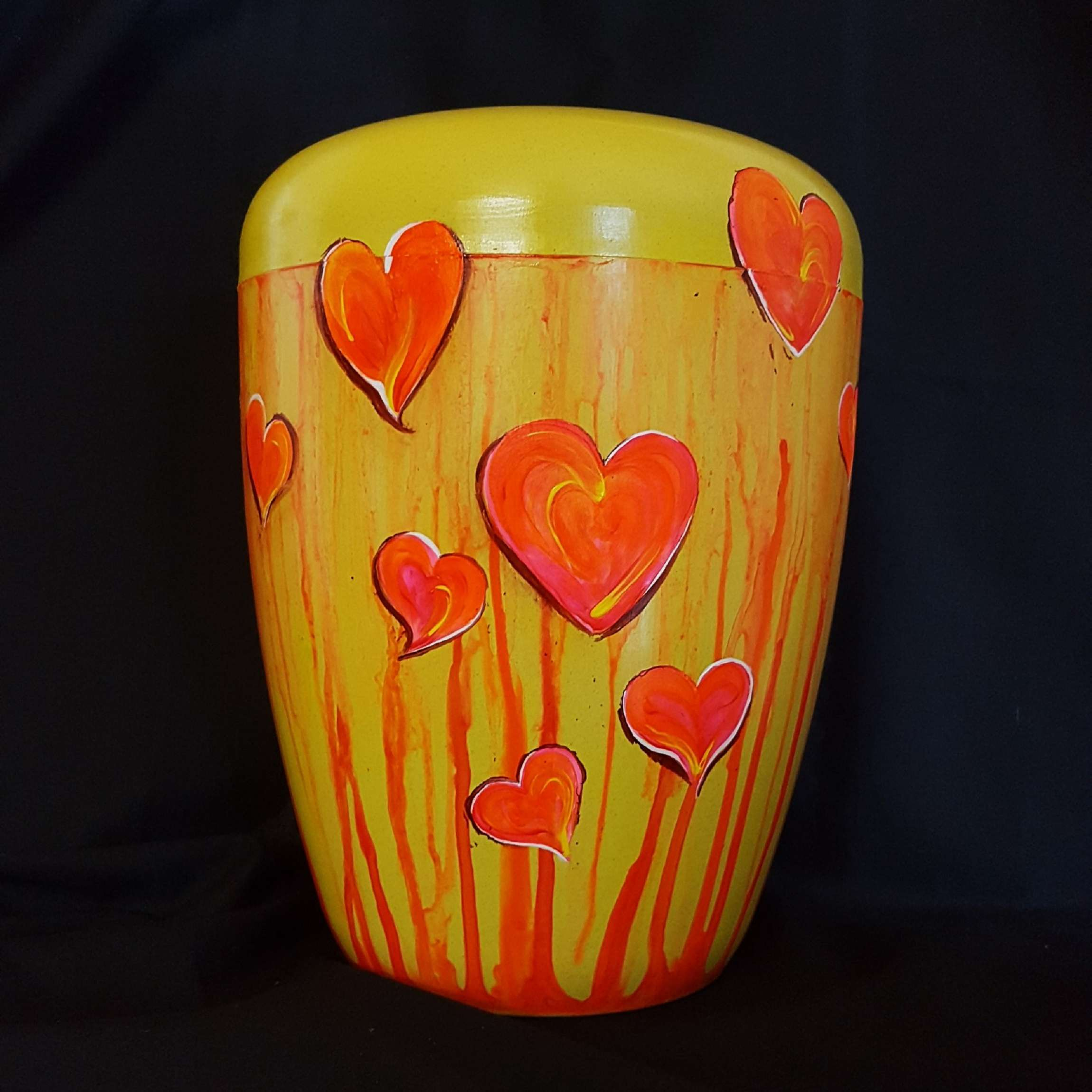 Schmuckurne orange bemalt mit Herzen