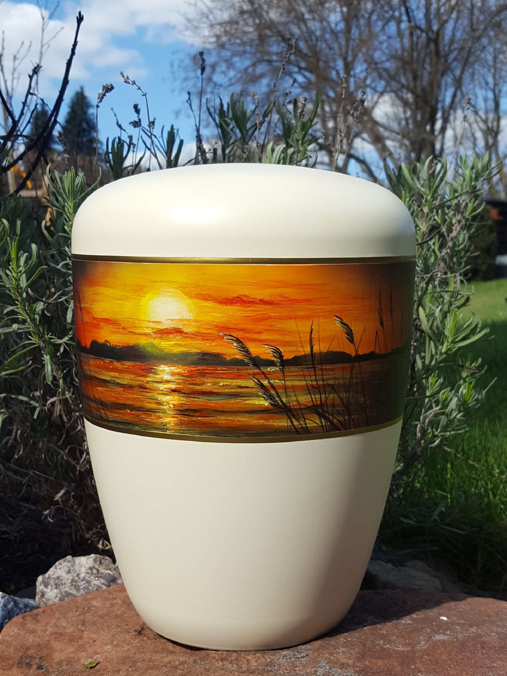 Schmuckurne bemalt mit Sonnenuntergang am See