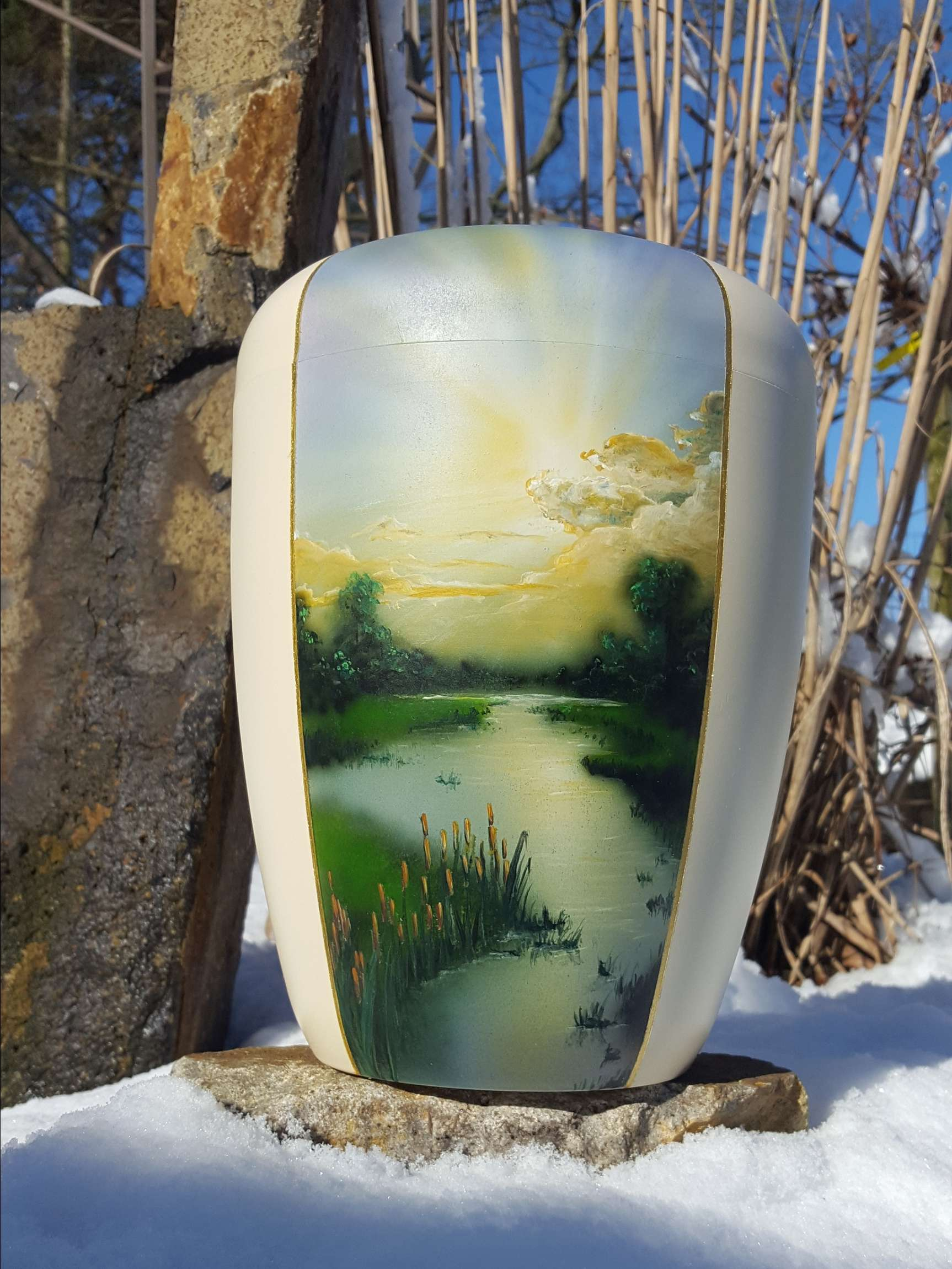 Schmuckurne bemalt mit Flusslandschaft